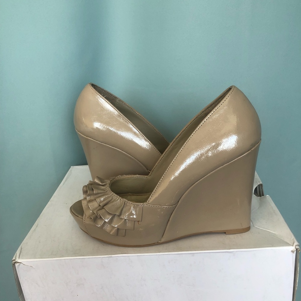 Steve Madden nude wedges with ruffles open toe